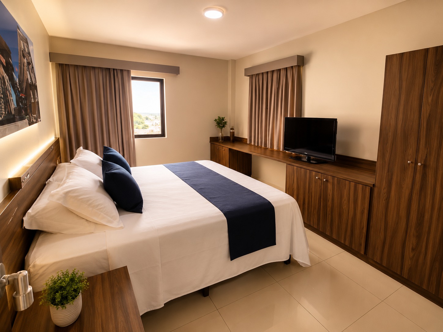 Sala de reunião do Plaza Suíte Hotel Taubaté equipada para viagens corporativas